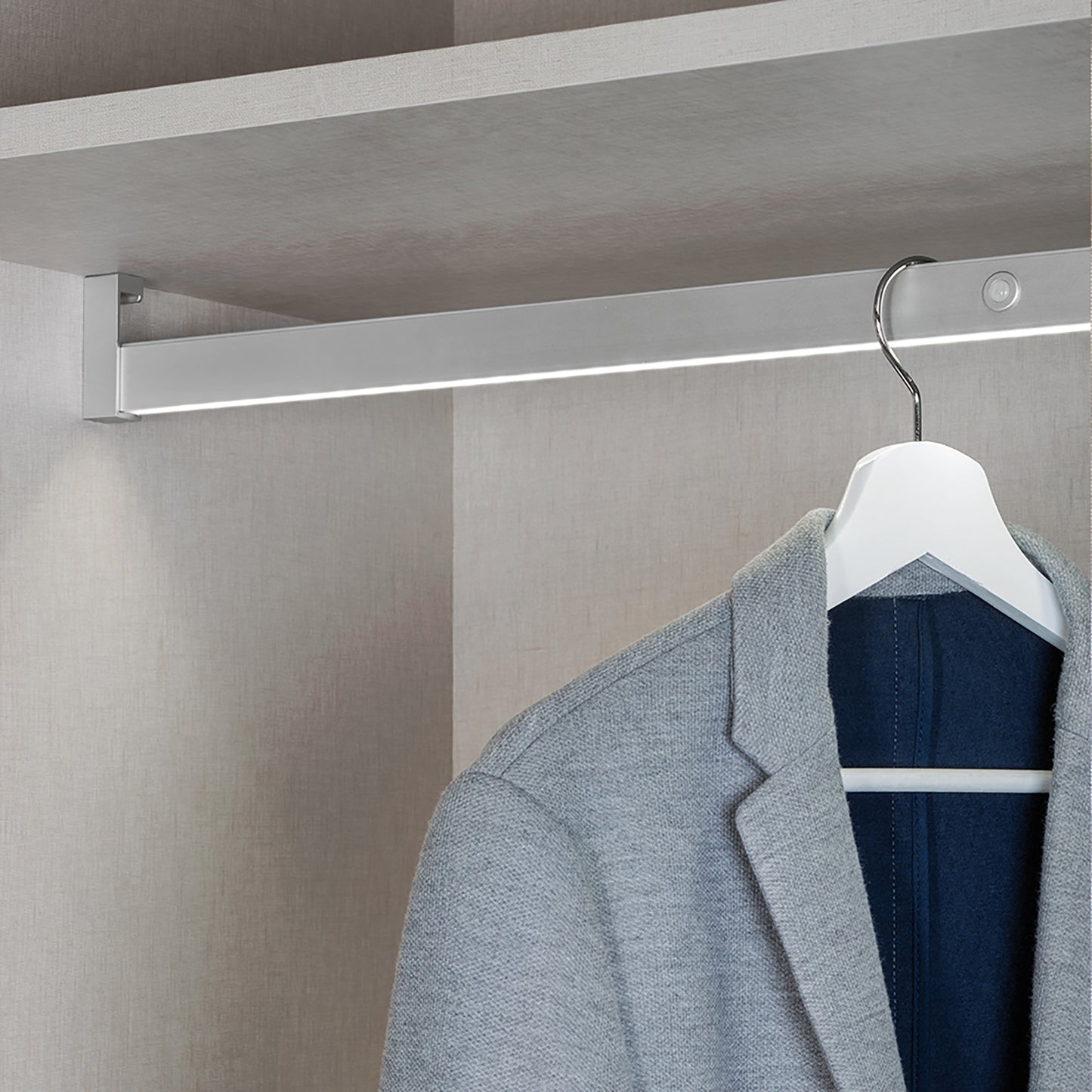Emuca Barra Appendiabiti per armadi con luce LED Castor, batteria estraibile e sensore di movimento, L558 mm, Tecnoplastica e Alluminio, Grigio metallizzata