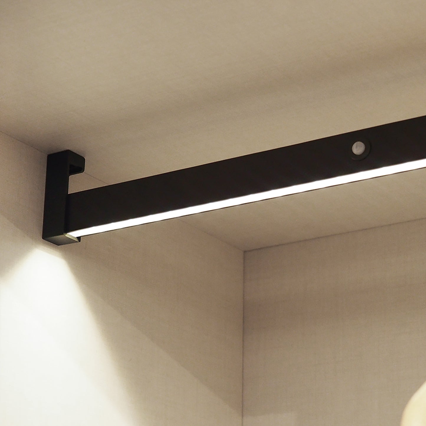 Emuca Barra Appendiabiti per armadi con luce LED Castor, batteria estraibile e sensore di movimento, L708 mm, Tecnoplastica e alluminio, Verniciato moka