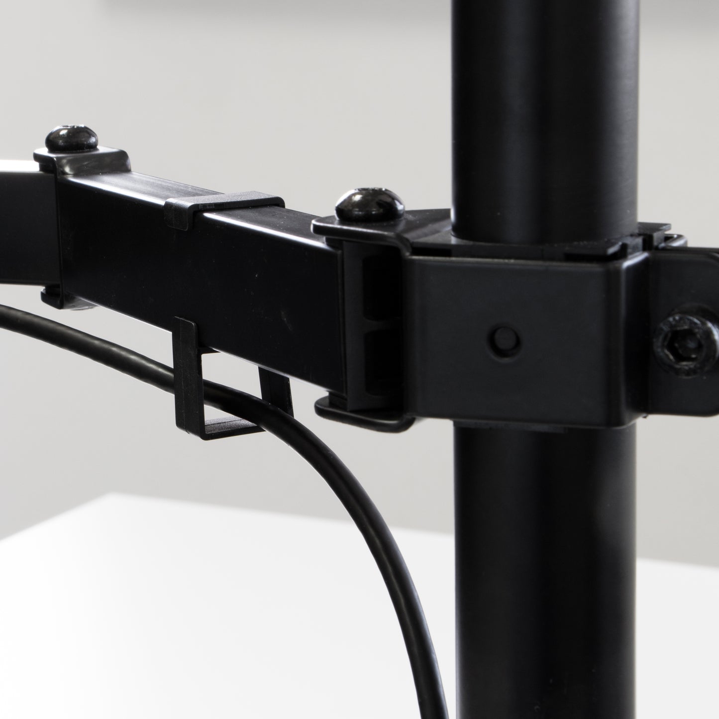 Emuca Supporto per monitor da tavolo inclinabile e girevole a 360°, singolo, acciaio, Verniciato nero
