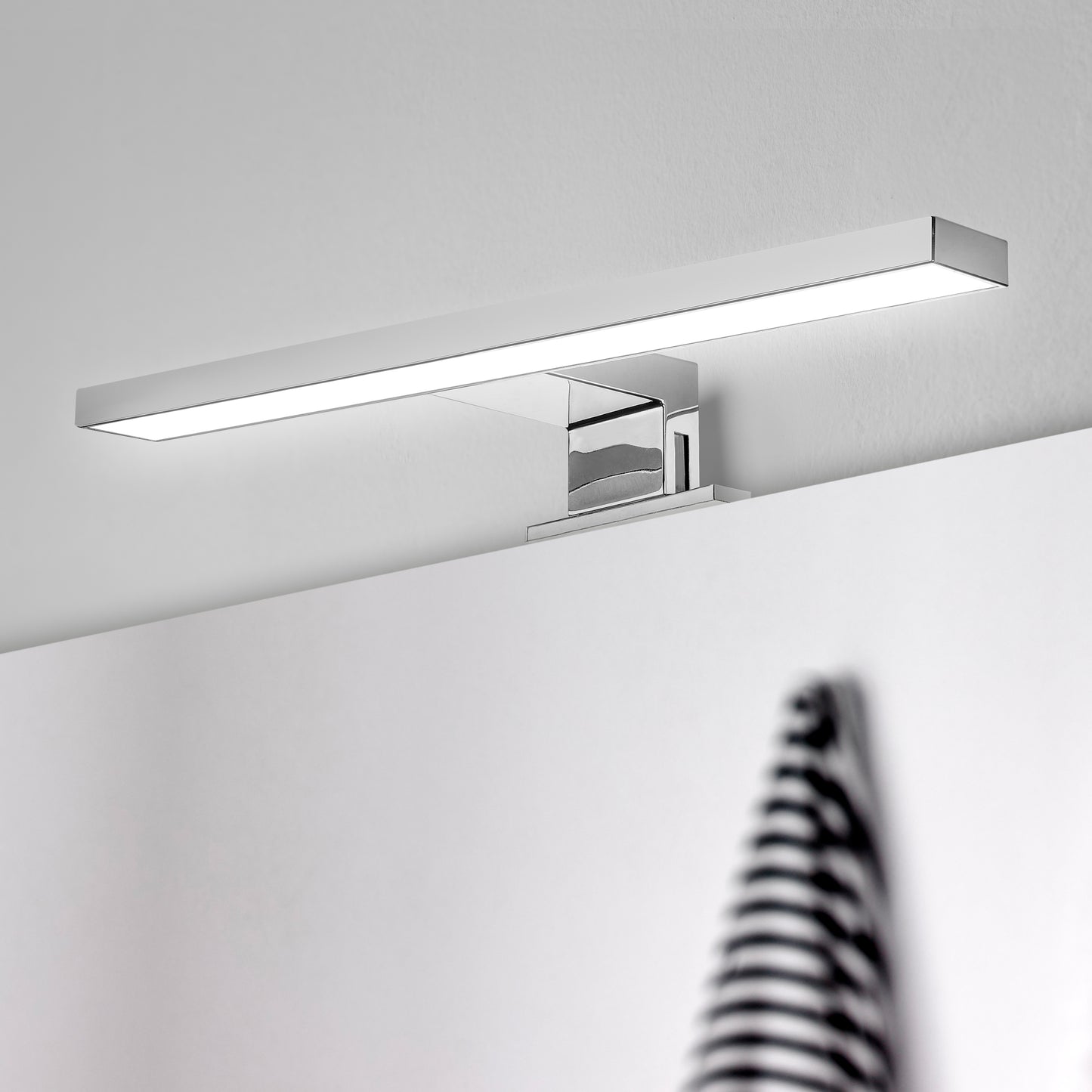 Emuca Faretto LED per specchio da bagno Virgo (AC 230V 50Hz), non necessita di convertitore, L300mm, Luce Bianco Freddo 6.000K, Tecnoplastica, Cromato lucido