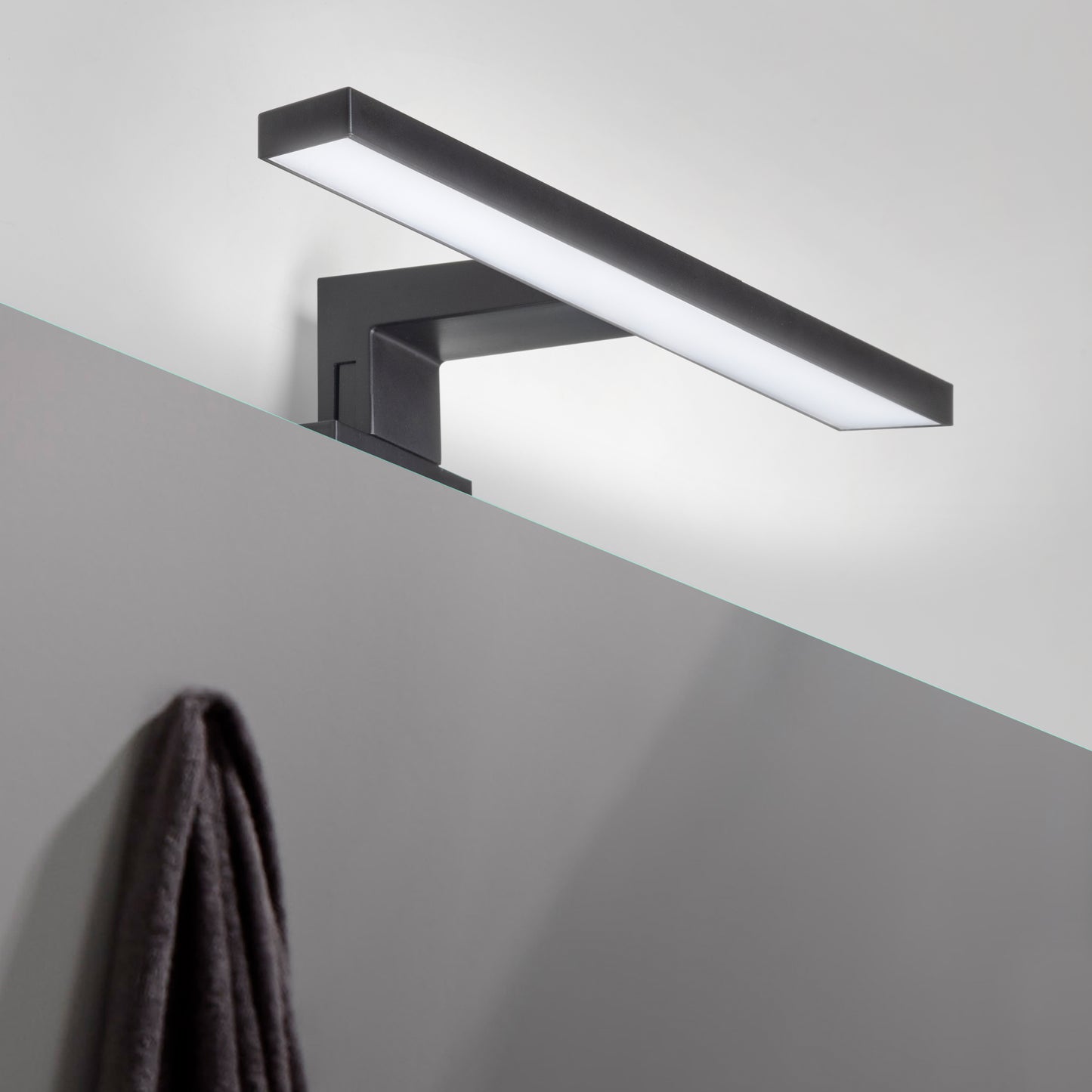 Emuca Faretto LED per specchio da bagno Virgo (AC 230V 50Hz), non necessita di convertitore, L300mm, Luce Bianco Freddo 6.000K, Tecnoplastica, Verniciato nero
