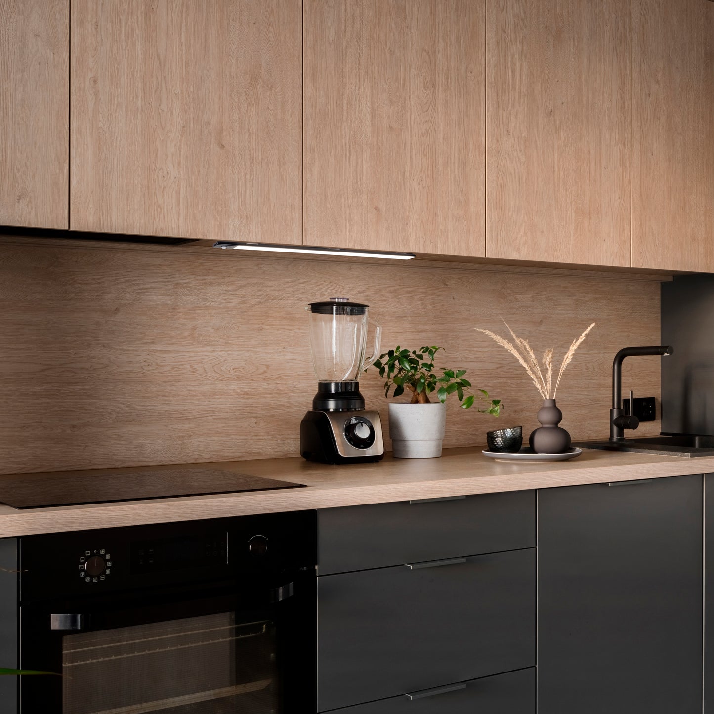 Emuca Lampada LED ricaricabile con USB Kaus Black con sensore di movimento, L600mm, Tecnoplastica e Alluminio, Verniciato nero