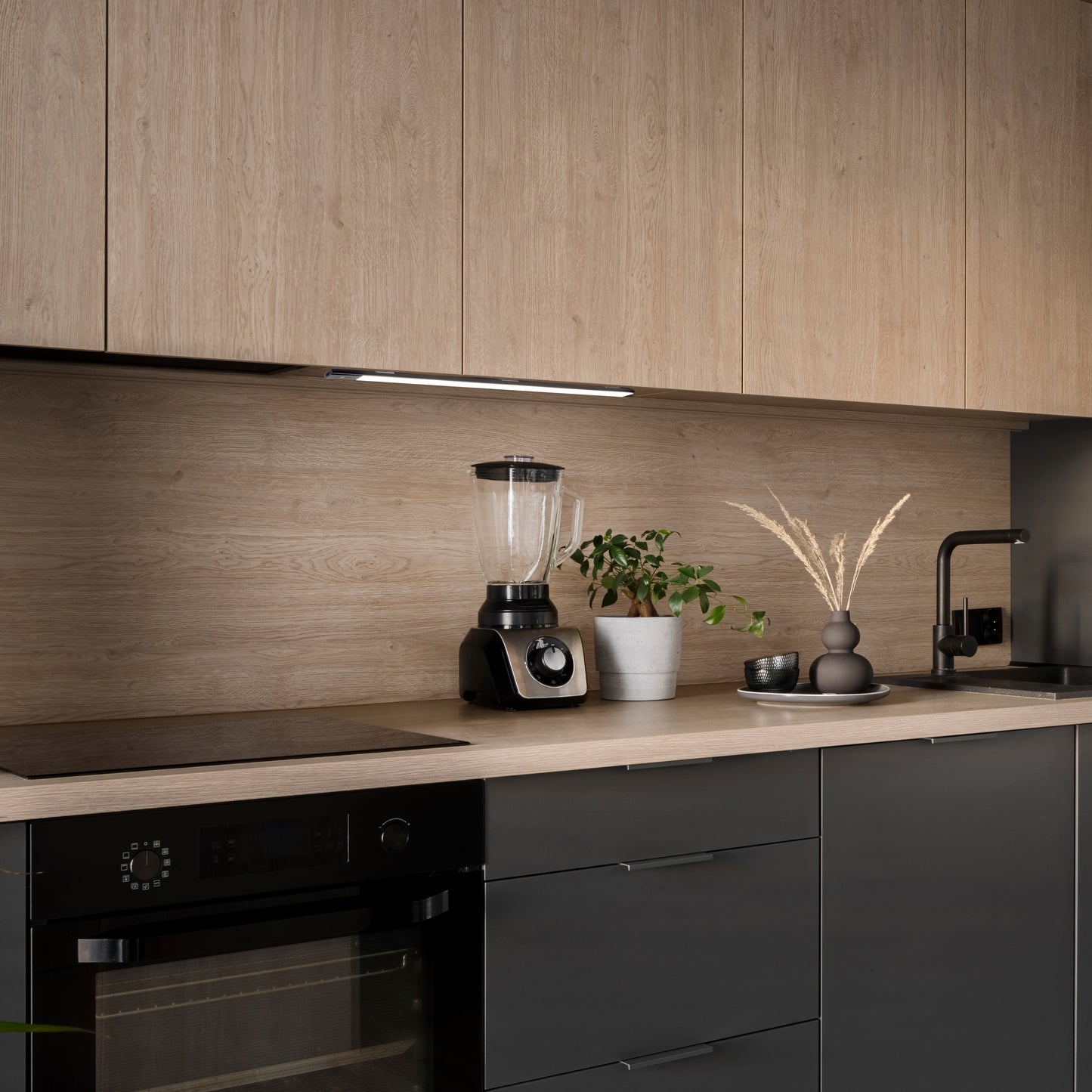 Emuca Lampada LED ricaricabile con USB Kaus Black con sensore di prossimità, L600mm, Tecnoplastica e Alluminio, Verniciato nero