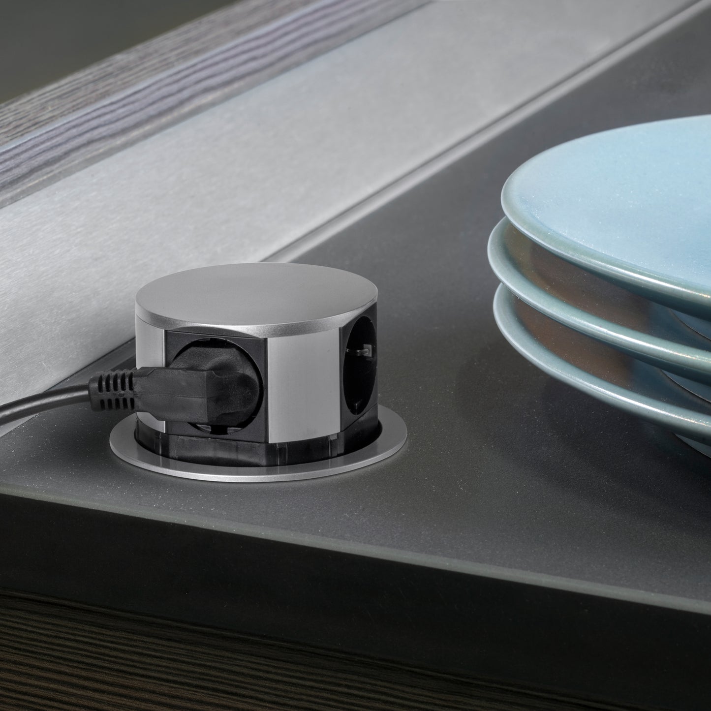 Emuca Multiconnettore Vertikal Push diametro 100mm, 3 spine di tipo Schuko, 1 USB tipo A, 1 USB tipo C, Acciaio e Tecnoplastica, Verniciato alluminio
