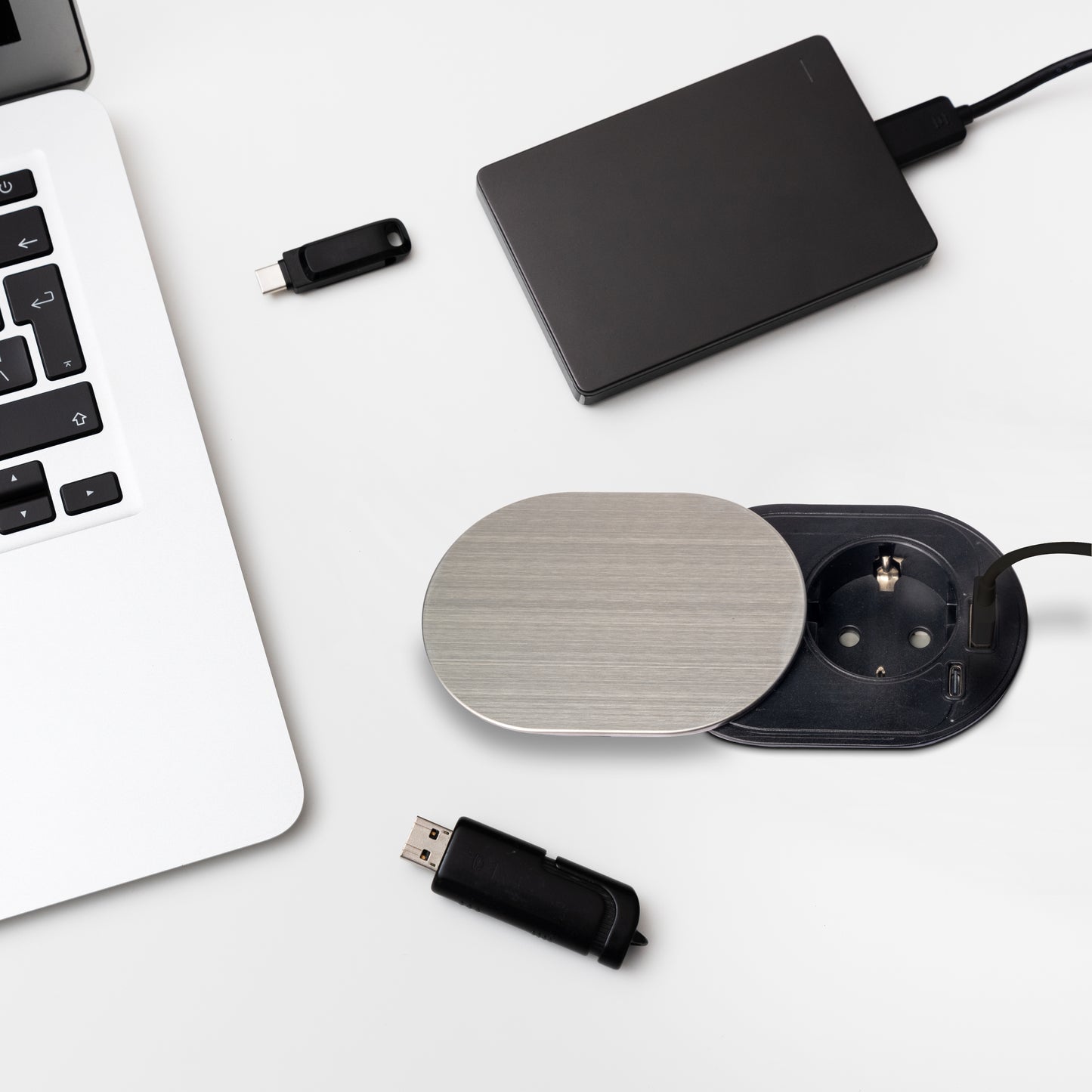 Emuca Multiconnettore con coperchio scorrevole Vertikal Flat 60, diametro 60 mm, 1 presa Schuko, 1 USB Tipo A, 1 USB Tipo C, Acciaio e Tecnoplastica, Acciaio inossidabile