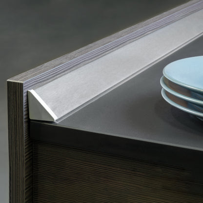 Alzatina triangolare per cucina Plasline con accessori per installazione.
