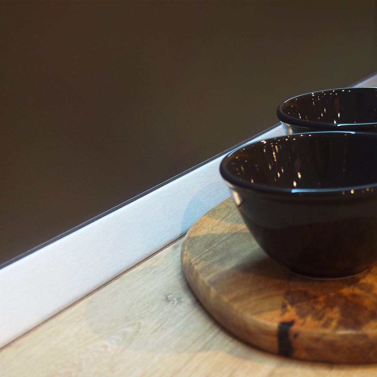 Alzatina triangolare per cucina Plasline con accessori per installazione.