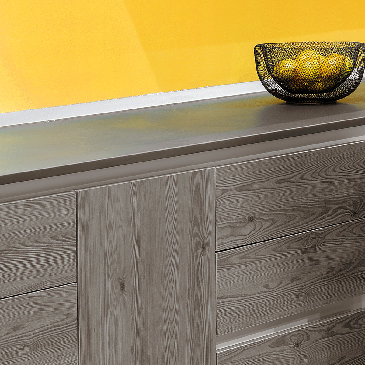 Alzatina triangolare per cucina Plasline con accessori per installazione.