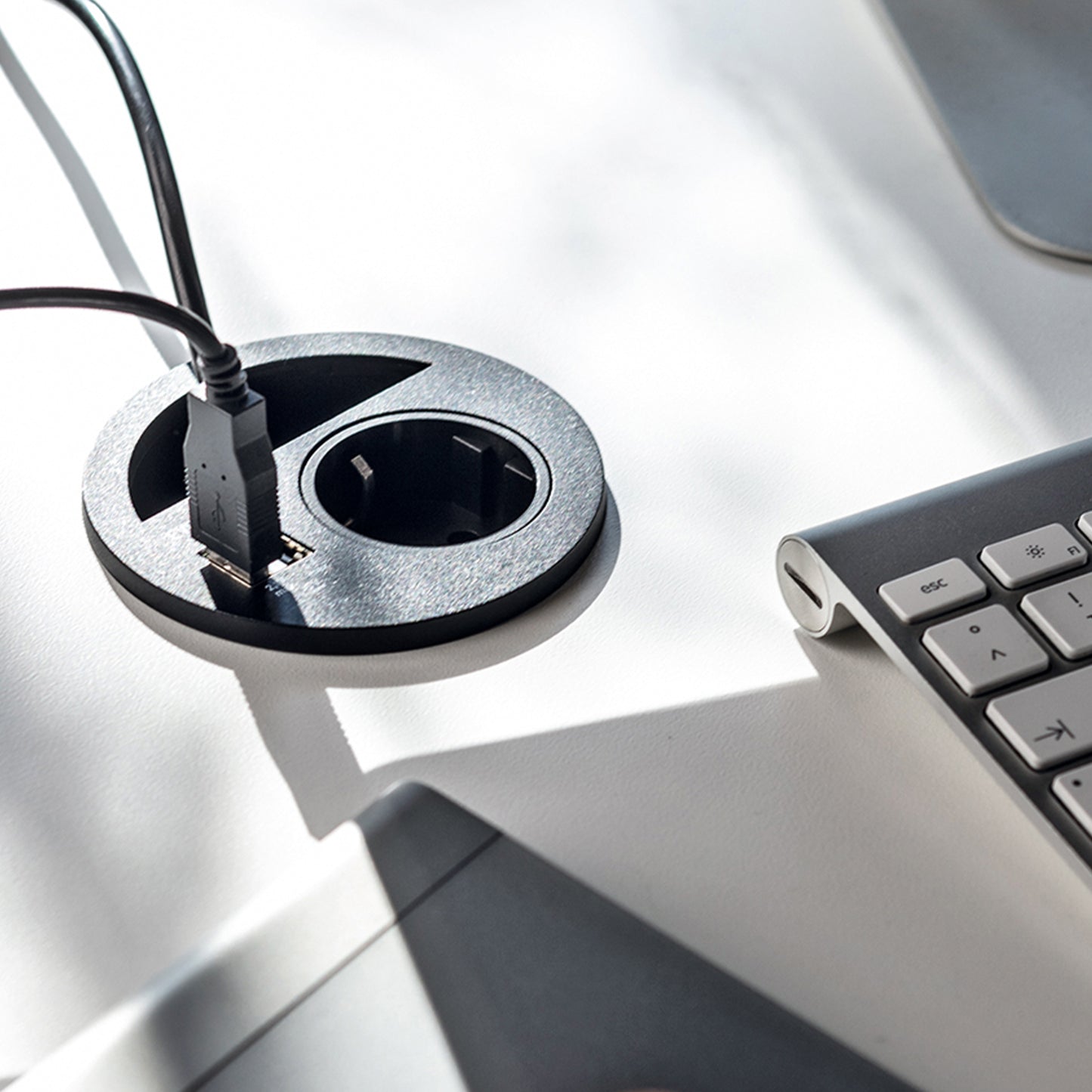 Emuca Multiconnettore Circle 80, diametro 80 mm, 1 x presa Schuko, 1 USB Tipo A, 1 USB Tipo C, Tecnoplastica, Verniciato nero