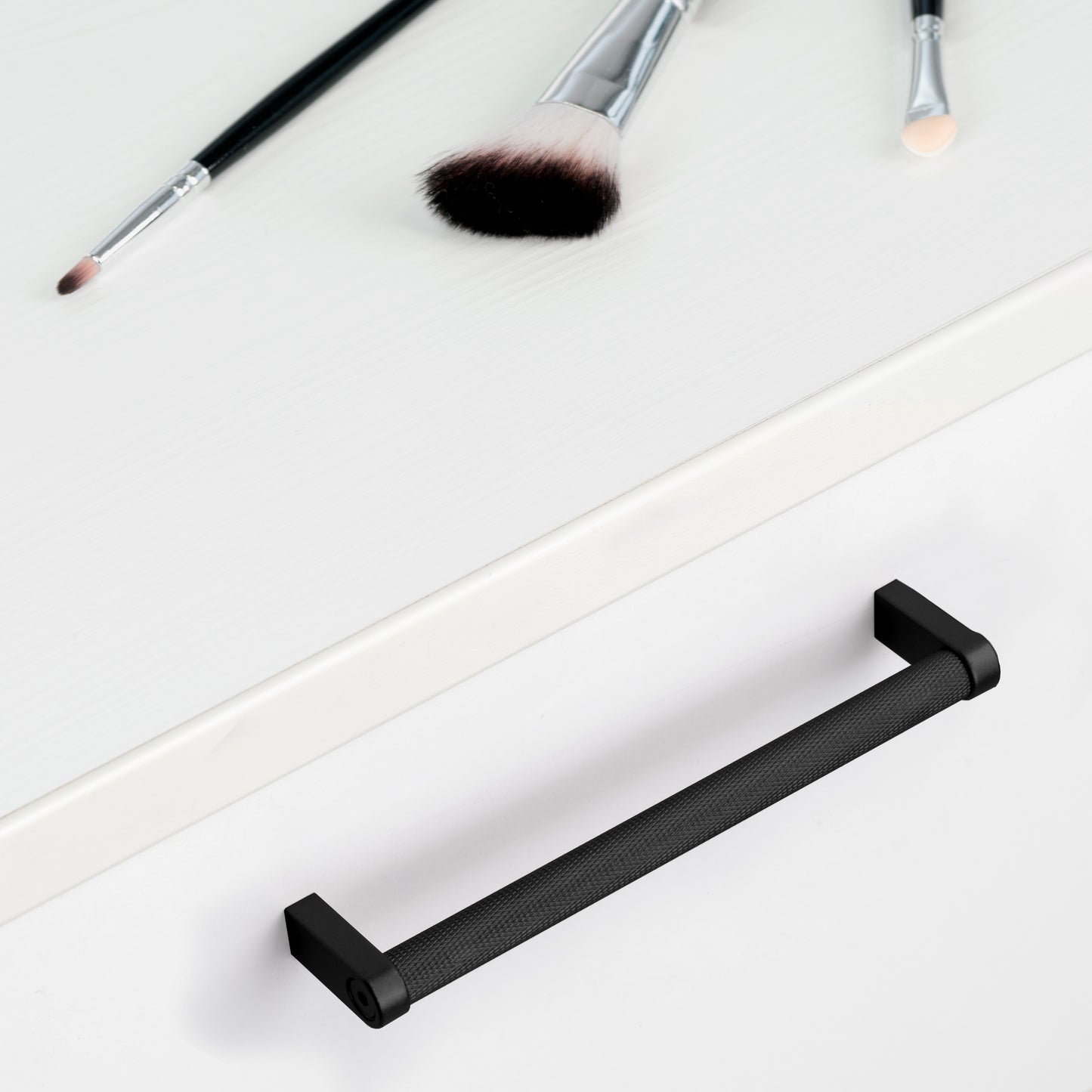 Emuca Lotto di 5 maniglie per mobili Bergen, L141mm, interasse 128mm, Alluminio, Verniciato nero