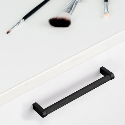 Emuca Lotto di 5 maniglie per mobili Bergen, L173mm, interasse 160mm, Alluminio, Verniciato nero