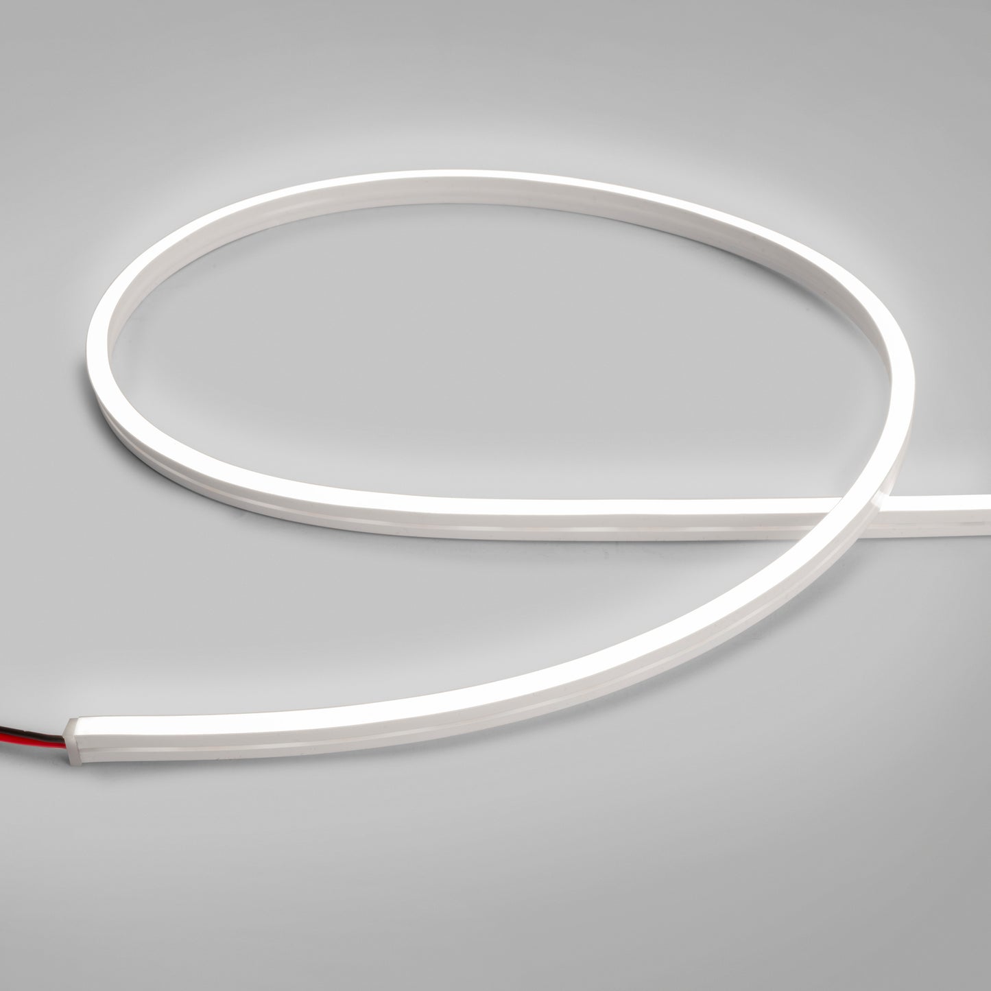 Emuca Kit barra per armadio Luxe, striscia LED 4,5x8 Neonlynx V, sensore di movimento RF Smart e convertitore Smart (24V DC), lunghezza 900mm, Luce Bianco calda 2.700K, Tecnoplastica e Alluminio, Titanio