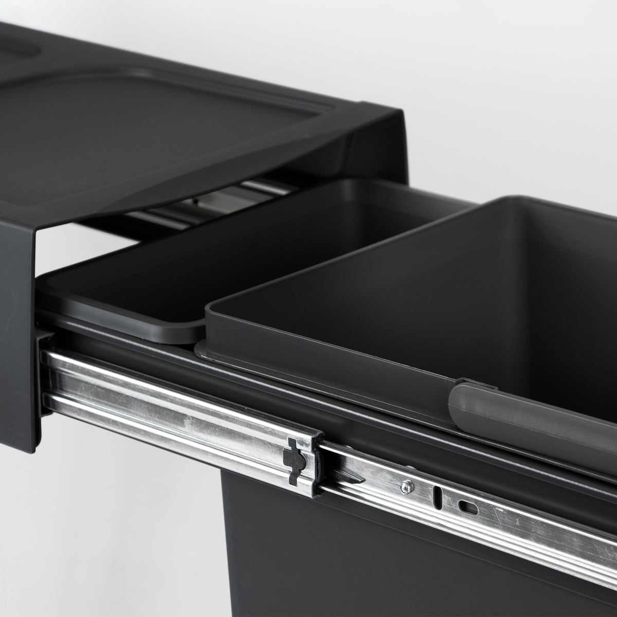 Emuca Recycle 1x20lt per il montaggio sul fondo e l'estrazione manuale in cucina, Tecnoplastica, Nera